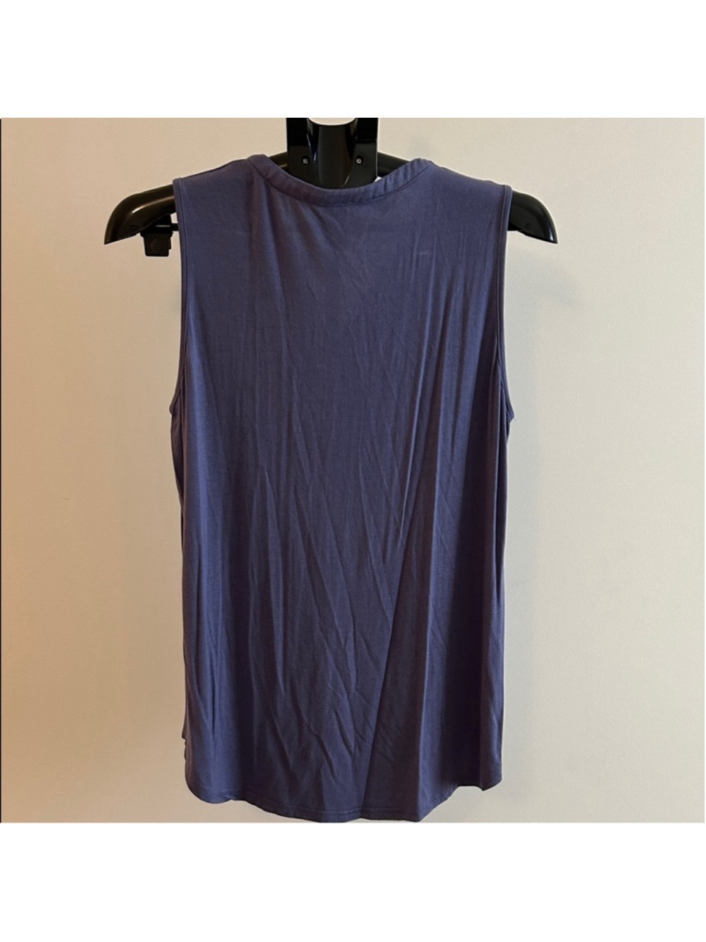 Chic Sleeveless V-Neck Tank Top in Purple - Picture 4 of 4